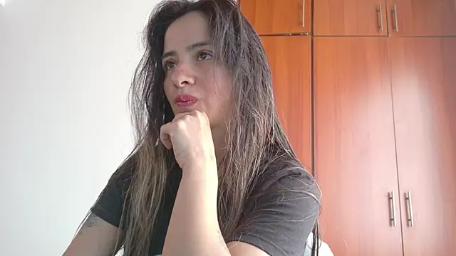 Snapshot of julietta___jackson chatting on April 25, 2026, 6:05 pm julietta jackson online show from April 25, 2026, 6:05 pm