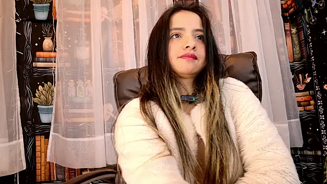 Snapshot of julietta___jackson chatting on May 13, 2026, 8:27 pm julietta jackson online show from May 13, 2026, 8:27 pm