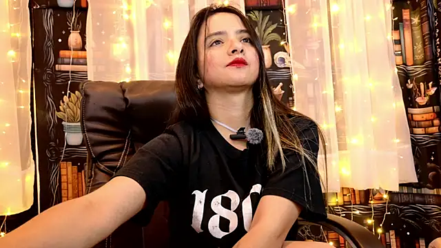 Snapshot of julietta___jackson chatting on May 26, 2026, 9:33 pm julietta jackson online show from May 26, 2026, 9:33 pm