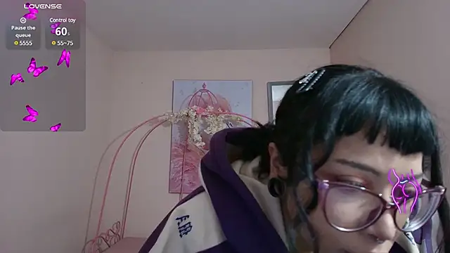 Snapshot of Violetta_Suky chatting on February 19, 2025, 1:06 pm Violetta Suky online show from February 19, 2025, 1:06 pm