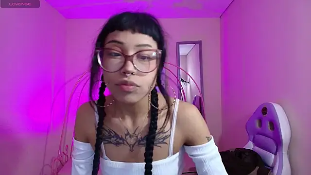 Snapshot of Violetta_Suky chatting on February 20, 2025, 1:40 pm Violetta Suky online show from February 20, 2025, 1:40 pm