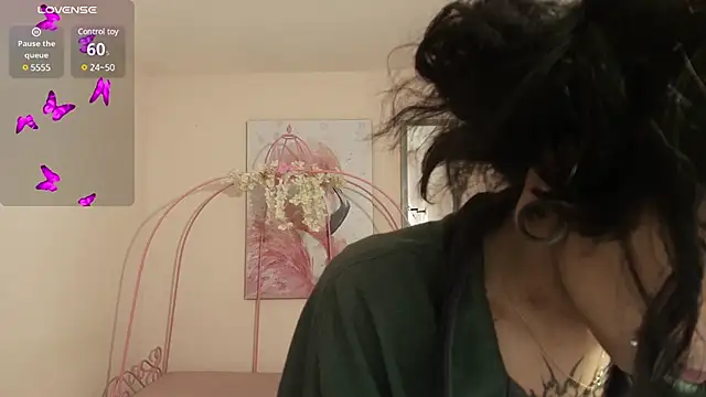 Snapshot of Violetta_Suky chatting on February 24, 2025, 1:21 pm Violetta Suky online show from February 24, 2025, 1:21 pm