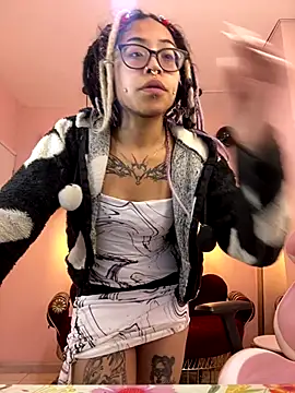 Snapshot of Violetta_Suky chatting on October 22, 2025, 1:33 pm Violetta Suky online show from October 22, 2025, 1:33 pm