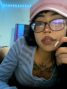 Snapshot of Violetta_Suky chatting on October 29, 2025, 12:57 am Violetta Suky online show from October 29, 2025, 12:57 am