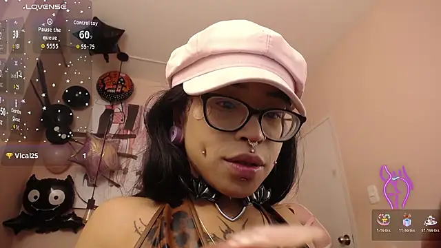 Snapshot of Violetta_Suky chatting on October 30, 2025, 1:56 pm Violetta Suky online show from October 30, 2025, 1:56 pm