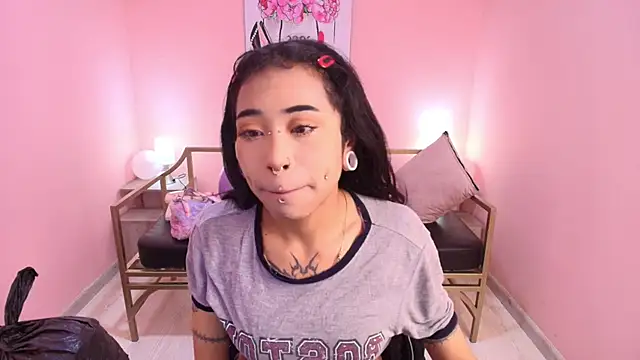 Snapshot of Violetta_Suky chatting on November 2, 2025, 1:57 pm Violetta Suky online show from November 2, 2025, 1:57 pm