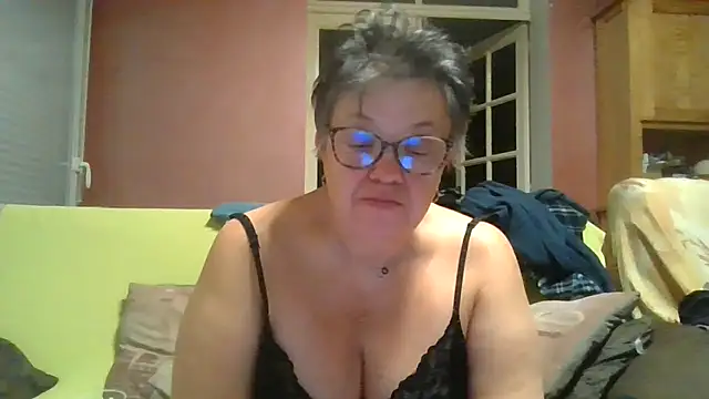Snapshot of Vandeae44 chatting on March 2, 2026, 9:54 pm Vandeae44 online show from March 2, 2026, 9:54 pm