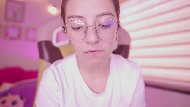 Snapshot of milly_kenner chatting on February 17, 2026, 7:20 pm milly kenner online show from February 17, 2026, 7:20 pm