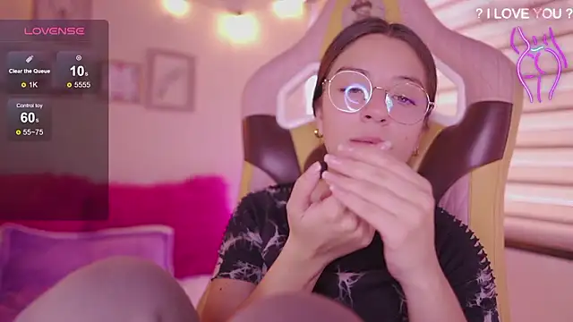 Snapshot of milly_kenner chatting on February 19, 2026, 7:54 pm milly kenner online show from February 19, 2026, 7:54 pm