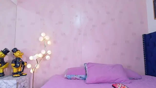 Snapshot of littleebonymommy chatting on May 1, 2026, 7:29 pm littleebonymommy online show from May 1, 2026, 7:29 pm