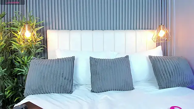 LinaGlam online show from November 10, 2025, 5:12 pm