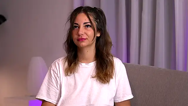 BelleSkye online show from November 4, 2025, 4:44 am