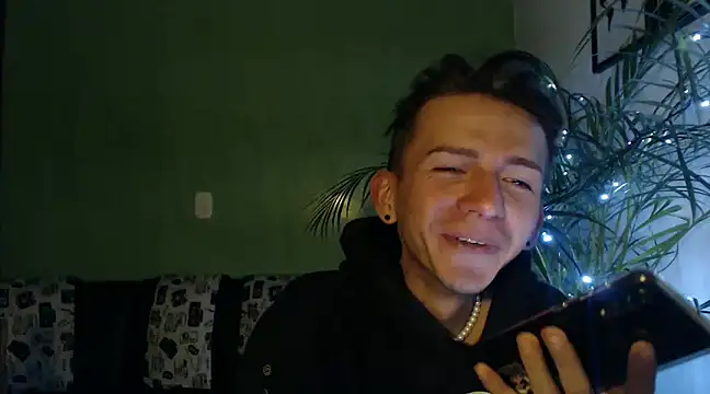 Snapshot of smallgiant27 chatting on December 13, 2024, 11:17 pm smallgiant27 online show from December 13, 2024, 11:17 pm