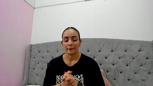 Snapshot of Valesskahall chatting on December 15, 2025, 11:47 am Valesskahall online show from December 15, 2025, 11:47 am