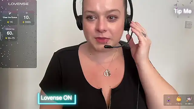 Snapshot of NaughtyWifeUK chatting on December 2, 2024, 12:18 pm NaughtyWifeUK online show from December 2, 2024, 12:18 pm