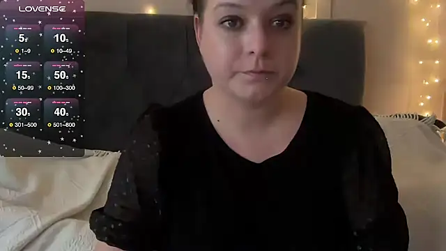 Snapshot of NaughtyWifeUK chatting on October 13, 2025, 4:18 pm NaughtyWifeUK online show from October 13, 2025, 4:18 pm