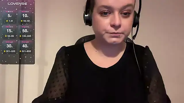 Snapshot of NaughtyWifeUK chatting on November 28, 2025, 4:09 pm NaughtyWifeUK online show from November 28, 2025, 4:09 pm