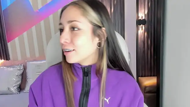 Snapshot of emily_layton chatting on October 14, 2025, 2:40 pm emily layton online show from October 14, 2025, 2:40 pm