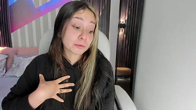 Snapshot of emily_layton chatting on October 18, 2025, 3:35 pm emily layton online show from October 18, 2025, 3:35 pm