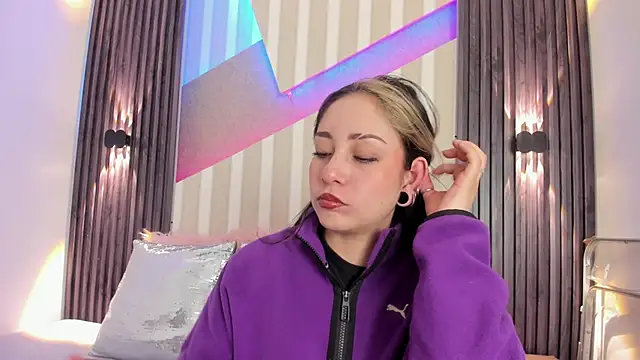 Snapshot of emily_layton chatting on October 20, 2025, 2:39 pm emily layton online show from October 20, 2025, 2:39 pm