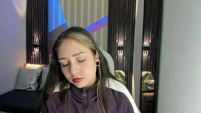 Snapshot of emily_layton chatting on October 24, 2025, 1:29 pm emily layton online show from October 24, 2025, 1:29 pm