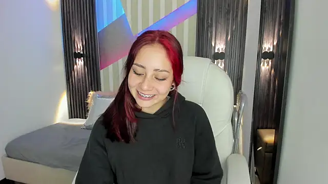 Snapshot of emily_layton chatting on October 31, 2025, 1:56 pm emily layton online show from October 31, 2025, 1:56 pm