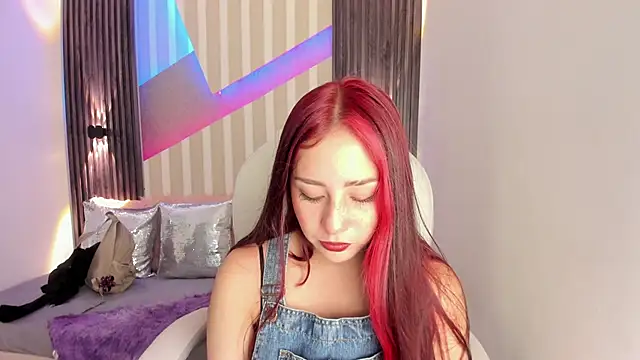 Snapshot of emily_layton chatting on November 4, 2025, 2:38 pm emily layton online show from November 4, 2025, 2:38 pm