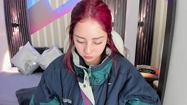 Snapshot of emily_layton chatting on November 11, 2025, 2:39 pm emily layton online show from November 11, 2025, 2:39 pm