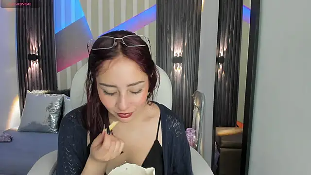 Snapshot of emily_layton chatting on November 30, 2025, 4:44 pm emily layton online show from November 30, 2025, 4:44 pm