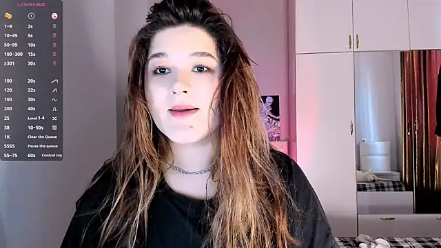 Snapshot of July_Slowdive chatting on February 2, 2025, 11:30 am July Slowdive online show from February 2, 2025, 11:30 am