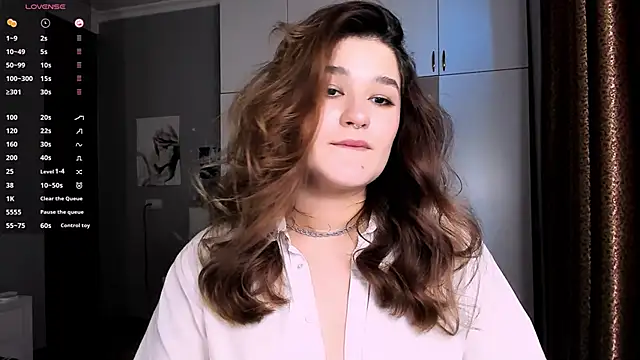 Snapshot of July_Slowdive chatting on March 13, 2025, 2:12 pm July Slowdive online show from March 13, 2025, 2:12 pm