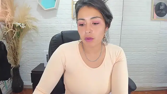 Snapshot of Aisha_09 chatting on February 21, 2025, 3:32 pm Aisha 09 online show from February 21, 2025, 3:32 pm