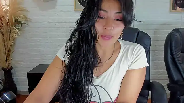 Snapshot of Aisha_09 chatting on March 5, 2025, 2:34 pm Aisha 09 online show from March 5, 2025, 2:34 pm