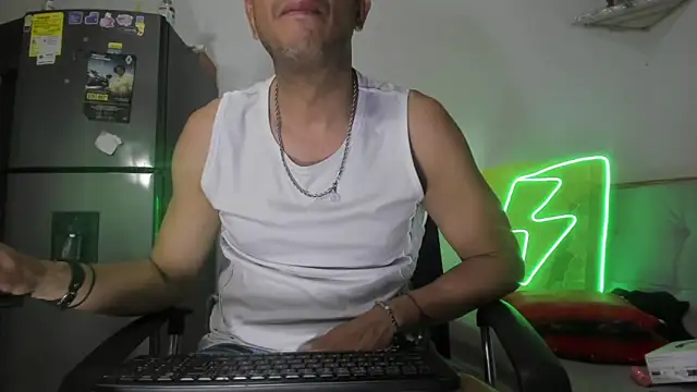 Snapshot of latinmartin73 chatting on January 16, 2025, 2:09 am latinmartin73 online show from January 16, 2025, 2:09 am