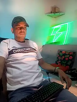 Snapshot of latinmartin73 chatting on January 20, 2025, 1:18 am latinmartin73 online show from January 20, 2025, 1:18 am