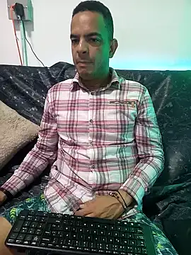 Snapshot of latinmartin73 chatting on January 22, 2025, 12:38 am latinmartin73 online show from January 22, 2025, 12:38 am