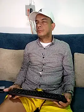 Snapshot of latinmartin73 chatting on January 24, 2025, 2:07 am latinmartin73 online show from January 24, 2025, 2:07 am