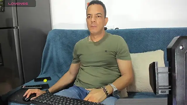 Snapshot of latinmartin73 chatting on January 27, 2025, 1:48 am latinmartin73 online show from January 27, 2025, 1:48 am