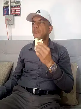 Snapshot of latinmartin73 chatting on February 4, 2025, 12:40 am latinmartin73 online show from February 4, 2025, 12:40 am