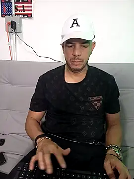 Snapshot of latinmartin73 chatting on February 13, 2025, 1:29 am latinmartin73 online show from February 13, 2025, 1:29 am