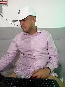 Snapshot of latinmartin73 chatting on February 20, 2025, 1:03 am latinmartin73 online show from February 20, 2025, 1:03 am