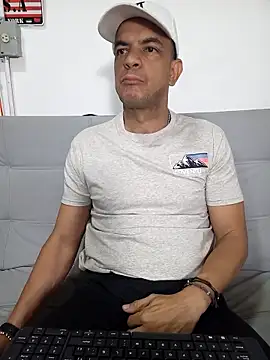 Snapshot of latinmartin73 chatting on February 22, 2025, 4:29 am latinmartin73 online show from February 22, 2025, 4:29 am