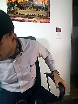 Snapshot of latinmartin73 chatting on February 26, 2025, 12:05 am latinmartin73 online show from February 26, 2025, 12:05 am