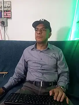 Snapshot of latinmartin73 chatting on March 6, 2025, 2:19 am latinmartin73 online show from March 6, 2025, 2:19 am