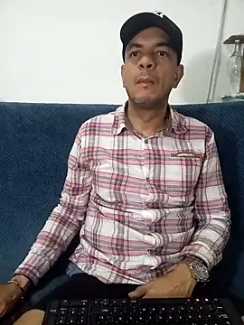 Snapshot of latinmartin73 chatting on March 7, 2025, 12:48 am latinmartin73 online show from March 7, 2025, 12:48 am