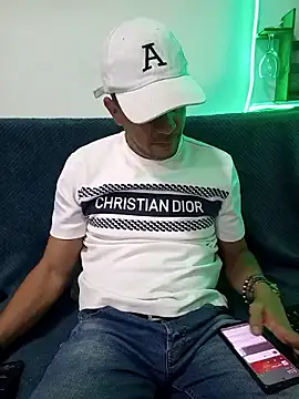 Snapshot of latinmartin73 chatting on March 14, 2025, 1:05 am latinmartin73 online show from March 14, 2025, 1:05 am