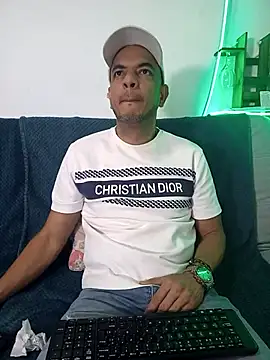 Snapshot of latinmartin73 chatting on March 16, 2025, 1:07 am latinmartin73 online show from March 16, 2025, 1:07 am