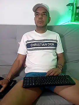 Snapshot of latinmartin73 chatting on March 16, 2025, 2:11 pm latinmartin73 online show from March 16, 2025, 2:11 pm