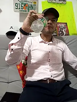 Snapshot of latinmartin73 chatting on September 9, 2025, 12:32 am latinmartin73 online show from September 9, 2025, 12:32 am