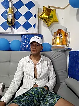 Snapshot of latinmartin73 chatting on September 25, 2025, 12:25 am latinmartin73 online show from September 25, 2025, 12:25 am